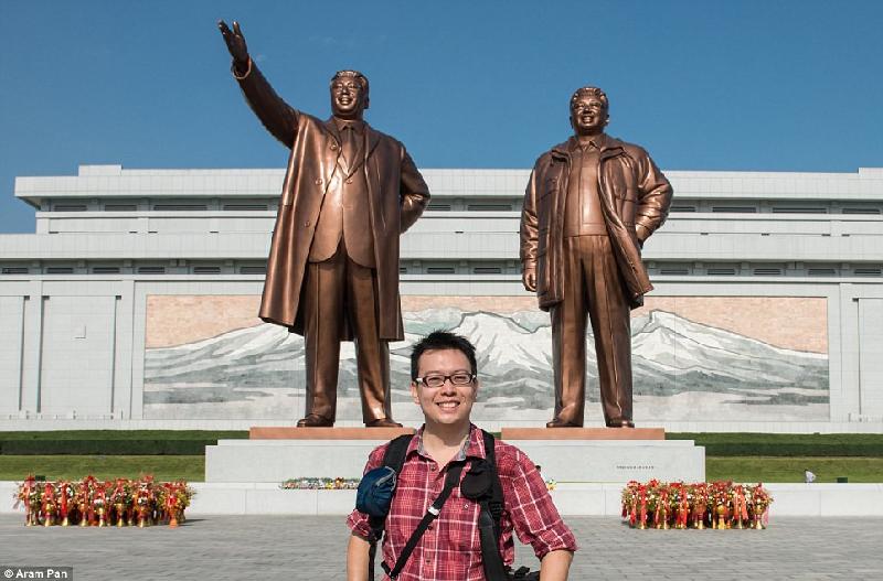 Xúc phạm lãnh đạo: Lãnh đạo Triều Tiên được xem như các nhân vật tối cao và được tôn sùng. Do đó, những hành động thể hiện sự bất kính với tượng đài, tranh ảnh, đài tưởng niệm... cũng sẽ khiến bạn phải đối mặt với chính quyền. Ảnh: Daily Mail.