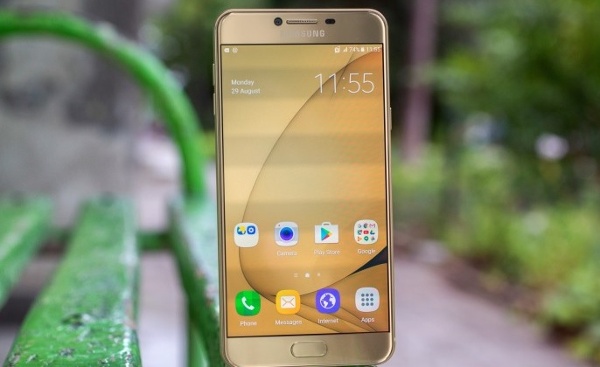 Samsung Galaxy C7  :Samsung cũng có một đại diện có tính cạnh tranh cao so với Galaxy J7 Pro đó là Galaxy C7. Dòng Galaxy C là dòng cận cao cấp và Galaxy C7 có thể coi là phiên bản giá rẻ của Note 5.