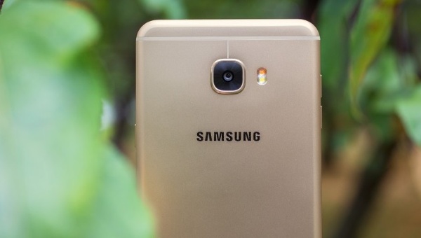 Samsung Galaxy C7 được trang bị camera có độ phân giải 16MP với đèn flash kép hai tông màu, còn camera trước có độ phân giải 8MP. 
