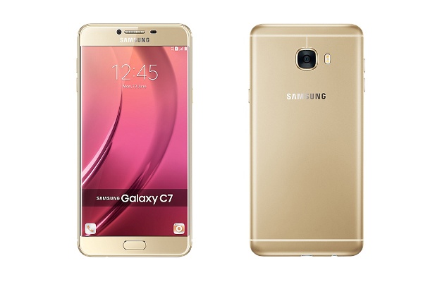 Samsung Galaxy C7 được trang bị cấu hình gồm vi xử lý Qualcomm Snapdragon 625, RAM 4GB, bộ nhớ trong 32GB, camera sau có độ phân giải 16MP với đèn flash kép hai tông màu và camera trước có độ phân giải 8MP. 