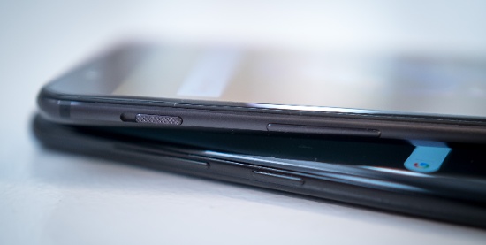  Cạnh trái của hai máy, ngoài phím tăng giảm âm lượng thì trên Galaxy S8 còn được tích hợp một phím cứng riêng để kích hoạt trợ lý ảo Bixby ngay tức thì. Trong khi đó trên OnePlus 5 cũng có một phím cứng riêng, phím này cho phép người dùng chuyển nhanh qua 3 chế độ thông báo khác nhau: im lặng, không làm phiền và đổ chuông.