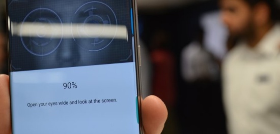 Đáng chú ý là Samsung Galaxy S8 còn tích hợp chức năng bảo mật mống mắt ở mặt trước, đi kèm khả năng chống bụi và chống nước đạt chuẩn IP68. Đó là những tính năng vẫn chưa được giới thiệu trên OnePlus 5.