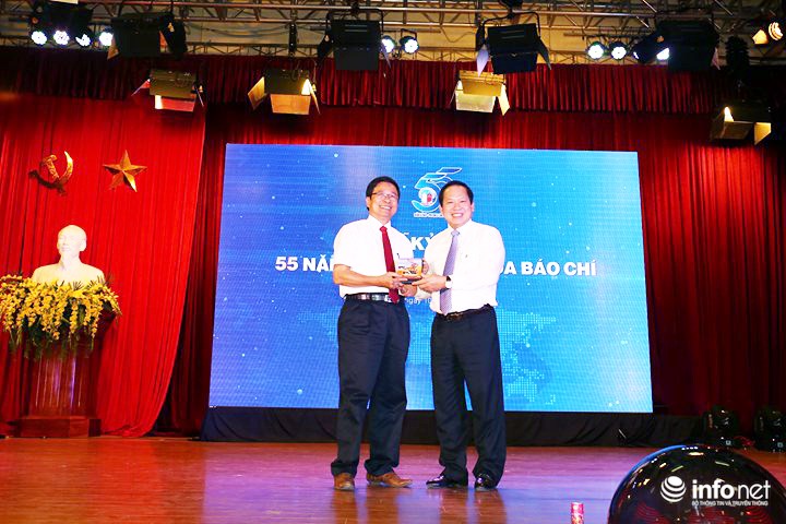 PGS.TS Nguyễn Văn Dững (bên trái), Trưởng Khoa Báo chí nhận quà tặng từ Bộ trưởng Trương Minh Tuấn là 3 bộ phim nói về tự do ngôn luận, tự do báo chí đã được trình chiếu tại hội nghị nhân quyền của Liên Hợp Quốc. Ảnh: Thái Anh