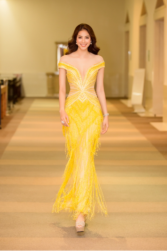 Bộ váy màu vàng rực giúp Phạm Hương khoe vẻ đẹp hình thể với vòng eo 
