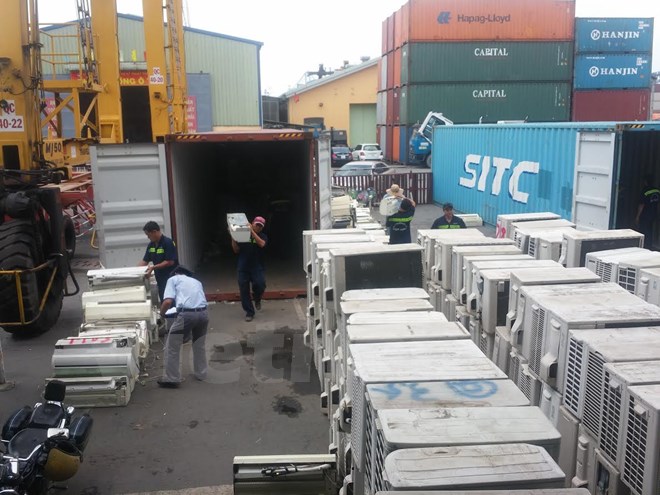 Lô hàng máy lạnh đã qua sử dụng nhập lậu cảng Cát Lái. (Ảnh: Hoàng Hải/Vietnam+)