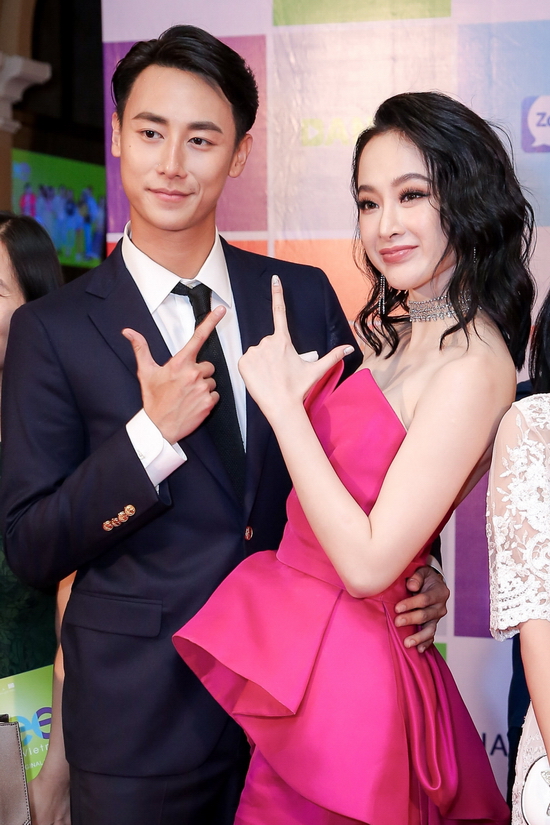 Có mặt tại sự kiện, Rocker Nguyễn diện bộ suit thanh lịch như phong cách thường thấy. Nữ chính của phim, Angela Phương Trinh cũng xuất hiện với bộ đầm đuôi cá nổi bật màu đỏ.