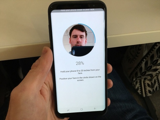 Galaxy S8 cho phép mở khóa bằng khuôn mặt: Bên cạnh khả năng mở khóa bằng vân tay hay mống mắt ở trên, Samsung Galaxy S8 còn được trang bị thêm một tính năng bảo mật khác là mở khóa điện thoại bằng chức năng nhận diện khuôn mặt.