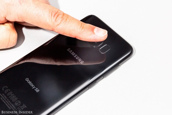 Giá không phải là điều duy nhất: Công nhận cảm biến vân tay trên Galaxy S8 nhanh, nhạy và chính xác. Tuy nhiên vì cảm biến đặt ở mặt sau với diện tích tiếp xúc nhỏ nên hơi khó tìm, thậm chí dễ nhầm với vị trí của camera và đôi khi phải đặt lại nhiều lần mới chính xác vị trí cảm biến. Như vậy rõ ràng nó không thể tiện lợi bằng cảm biến ở phím cứng home mặt trước như trên OnePlus 5 hoặc trên Galaxy S7.