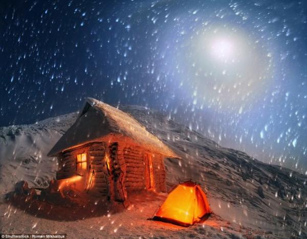 Khung cảnh ngoạn mục này được chụp tại Hoverla, ngọn núi cao nhất ở Ukraine. Du khách thường cắm trại trong những chiếc lều nhỏ hoặc tham gia những cuộc săn bắn và ngắm dải ngân hà vào ban đêm.