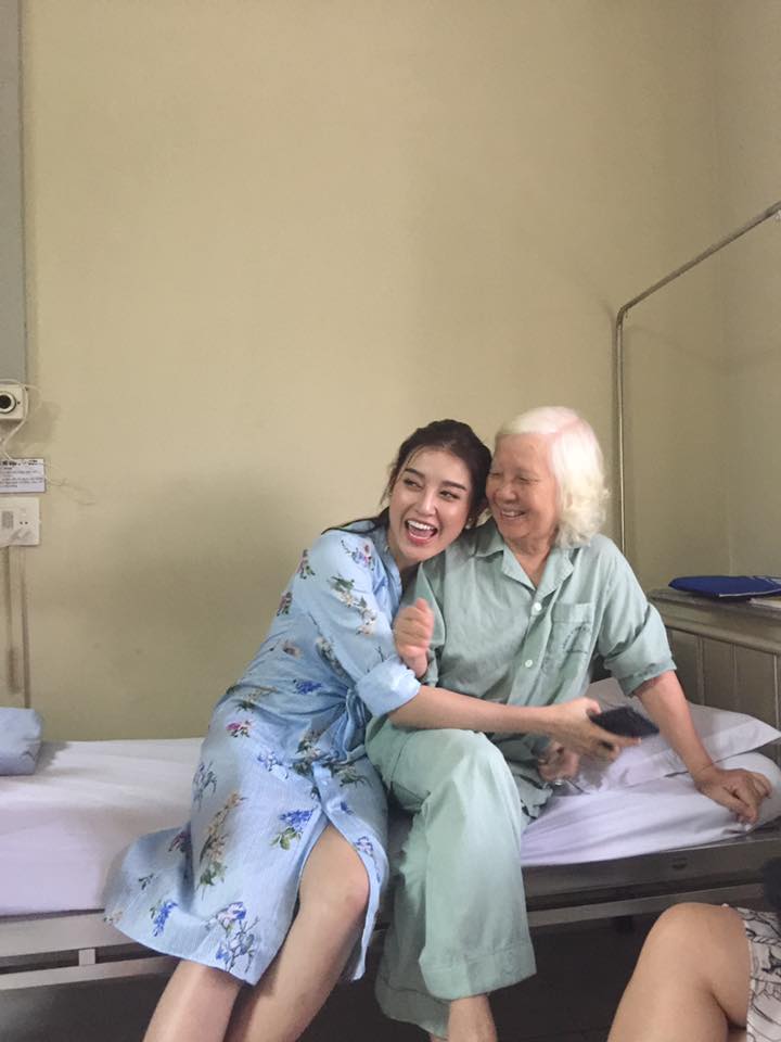 Huyền My mở đầu tin tức sao Việt với chia sẻ giây phút thoải mái bên người bà thân thương: 