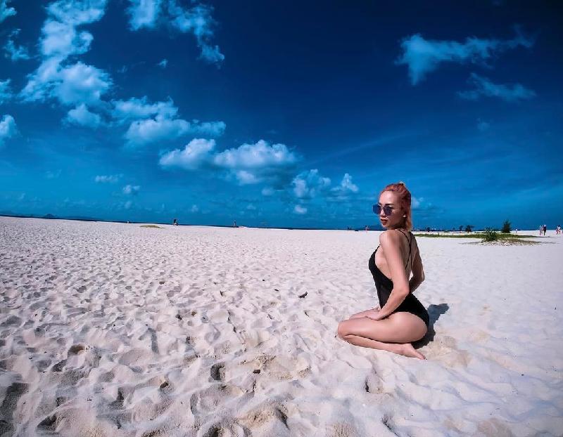 Tóc Tiên thả dáng với bikini trên bãi cát