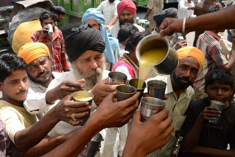 Nhóm tính nguyện viên cung cấp nước hoa quả cho người dân khốn khổ chịu cảnh nắng nóng ở Ấn Độ.