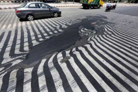 Nhựa đường ở New Delhi chảy vì nắng nóng.