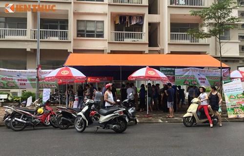 Rất đông người dân tập trung mua thịt lợn đồng giá 39.000 đồng/kg tại sân khu chung cư VOV (Hà Nội). 