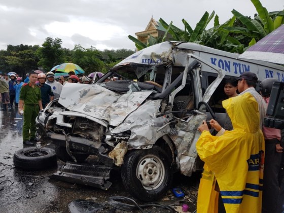Thông tin mới nhất vụ 2 xe khách đối đầu ở Kon Tum
