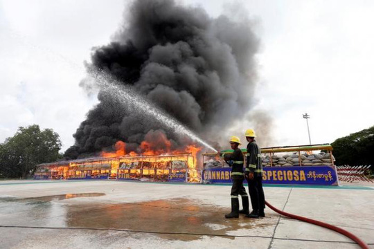 Ma tú bị đốt bên ngoài TP Yangon - Myanmar hôm 26-6. Ảnh: REUTERS