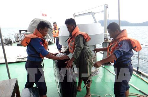 Lực lượng cứu hộ vớt được một chiếc bánh xe của máy bay quân sự bị mất tích ở ngoài khơi tỉnh Launglon ngày 8/6. THX/TTXVN