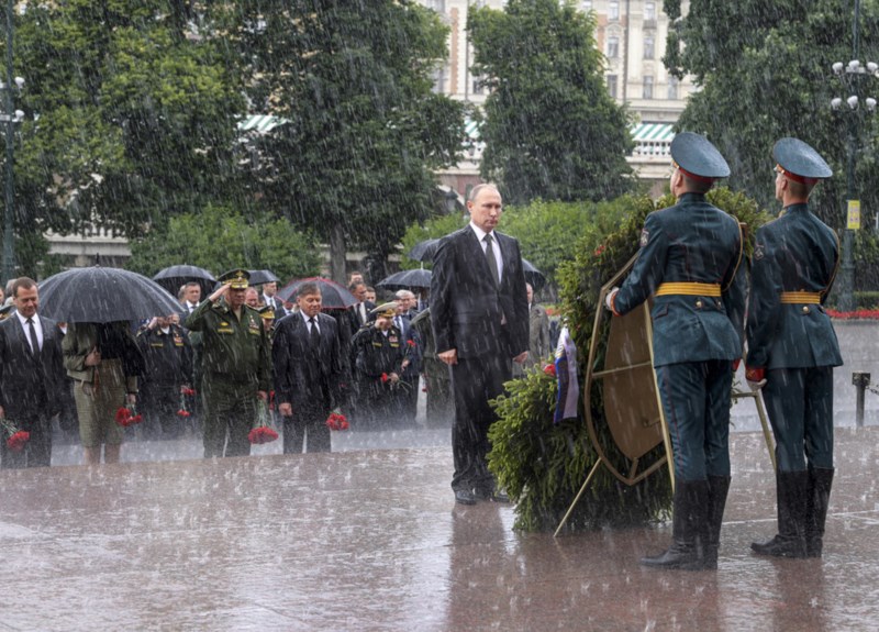 Tổng thống Nga V. Putin đứng dưới trời mưa thực hiện nghi thức