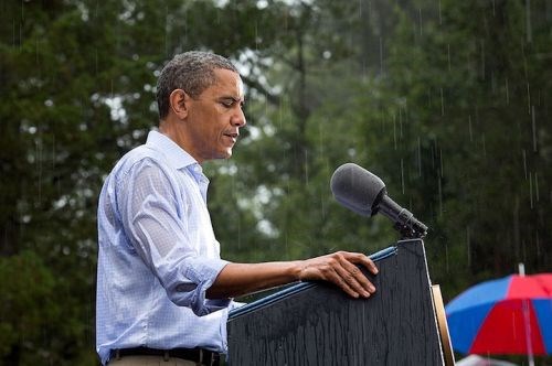Cựu tổng thống Mỹ, Obama chẳng cần ai che ô khi phát biểu dưới trời mưa
