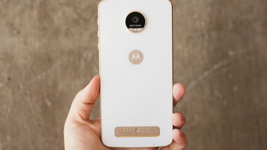 Cùng với Moto Z thì Motorola còn có một thành viên có thời lượng pin không kém phần ấn tượng đó là Z Force. Chiếc smartphone này dù có viên pin dung lượng chỉ 3.500 mAh nhưng có thể đảm bảo cho nhu cầu xem video liên tục trong 16 giờ 32 phút. 