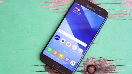 Smartphone của Samsung đi kèm màn hình khá lớn kích thước 5,7 inch với độ phân giải Full HD, viên pin đi kèm không thể tháo rời dung lượng 3.600mAh trong các thử nghiệm đã cho thời gian sử dụng lên tới 22 giờ. 