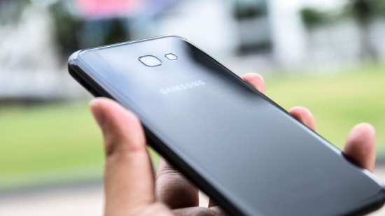 Samsung Galaxy A7 là mẫu smartphone thuộc phân khúc cận cao cấp với thiết kế rất giống Galaxy S7. Chắc chắn, hệ điều hành Android Marshmallow không phải là mới nhất ở đây, máy cũng không đi kèm khả năng chống nước như Galaxy S7. Nhưng nếu bạn đang tìm kiếm một chiếc smartphone Android giá tốt với thời lượng pin dài của Samsung thì đây sẽ là một lựa chọn không hề tồi.  .