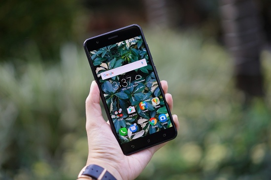 Smartphone của Asus hướng tới phân khúc tầm trung, nhưng vẫn trang bị tính năng chụp hình ấn tượng, bên cạnh đó khả năng giải trí cũng được tối ưu khi đi kèm màn hình 5,5 inch độ phân giải Full HD. 