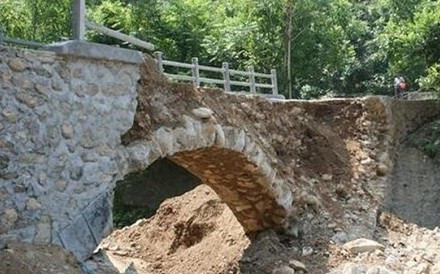 Trung Quốc: Cầu vừa xây xong được 02 tiếng, bỗng đổ sập