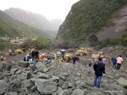 Sạt lở đất nghiêm trọng ở Trung Quốc, hơn 100 người bị chôn vùi ảnh 1