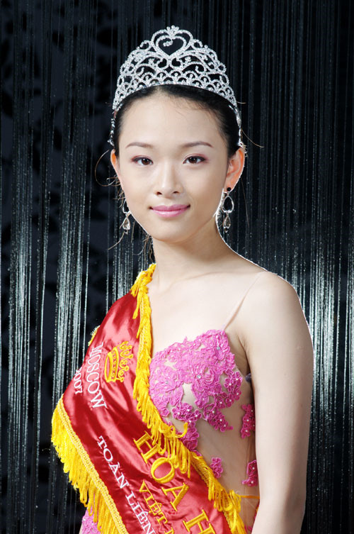 Trương Hồ Phương Nga định cư ở Nga nhiều năm. Khi đăng quang hoa hậu, cô vẫn sống ở xứ sở bạch dương. Năm 2009, cô trở về Việt Nam với “mác” hoa hậu, biết ba ngoại ngữ và tốt nghiệp đại học có uy tín.