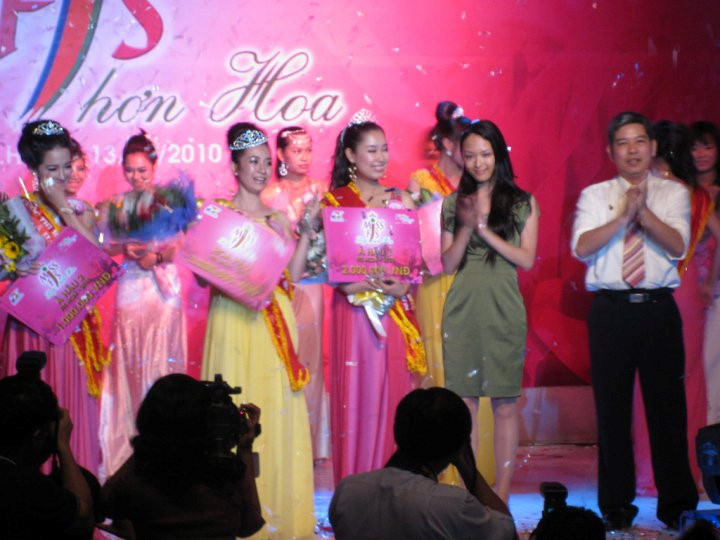 Trương Hồ Phương Nga trong vai trò khách mời trong một cuộc thi sắc đẹp hồi năm 2010.