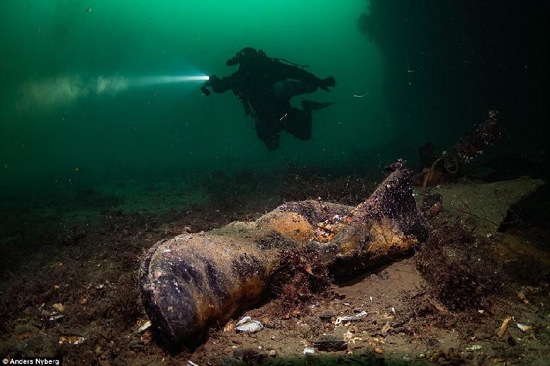 Một chiếc giày cũ nằm im lìm dưới đáy biển sâu. Ảnh: Anders Nyberg.