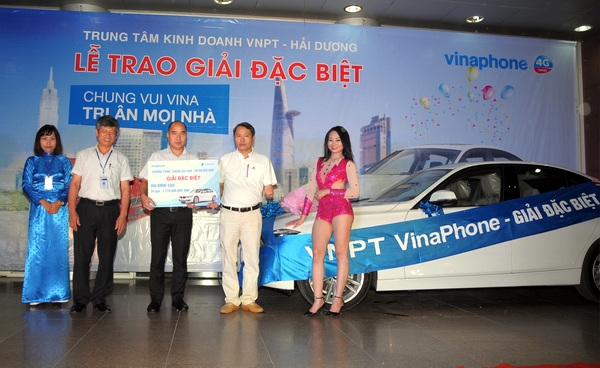 VinaPhone trao thưởng đến tận tay khách hàng tại Hải Dương.