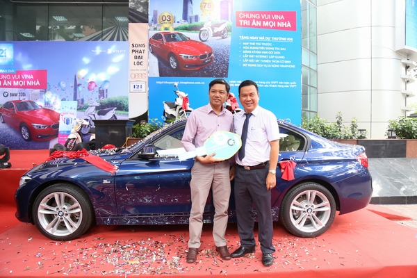 2 xe BMW trị giá 1,8 tỷ đã được VinaPhone trao tận tay khách hàng trúng thưởng