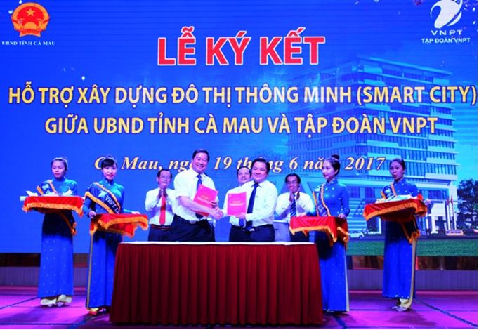 Phó Chủ tịch UBND tỉnh Cà Mau Thân Đức Hưởng và Phó Tổng Giám đốc Tập đoàn VNPT Huỳnh Quang Liêm ký kết thỏa thuận Hỗ trợ xây dựng đô thị thông minh tại Cà Mau. Ảnh: Báo Cà Mau