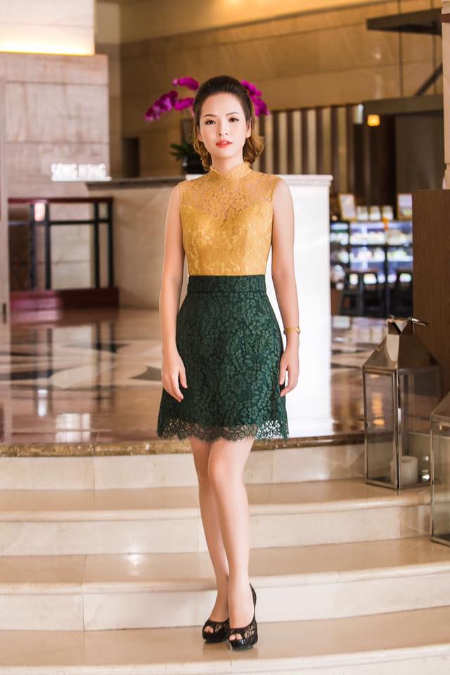 Xuất hiện tại sự kiện, Đan Lê thường lựa chọn những bộ váy ren cùng màu sắc nổi bật tôn vóc dáng chuẩn dù đã 2 con.