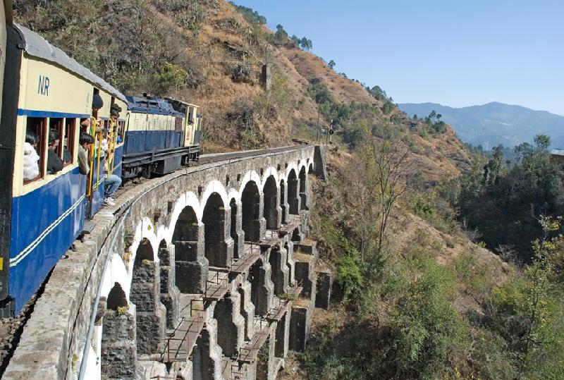 Tuyến đường sắt Ấn Độ: Đây là hệ thống đường sắt lớn nhất ở châu Á, với tổng chiều dài hơn 65.000 km. Những ai dư dả thời gian có thể dành 82 giờ đồng hồ để đi từ Dibrugarh, phía bắc Assam tới Kanyakumari ở nam Ấn Độ. Ngoài ra còn có chặng đường ngắn hơn, chỉ 5 tiếng, từ vùng đồng bằng Kalka đến thành phố Shimla dưới chân dãy Himalaya. Ảnh: Alamy.