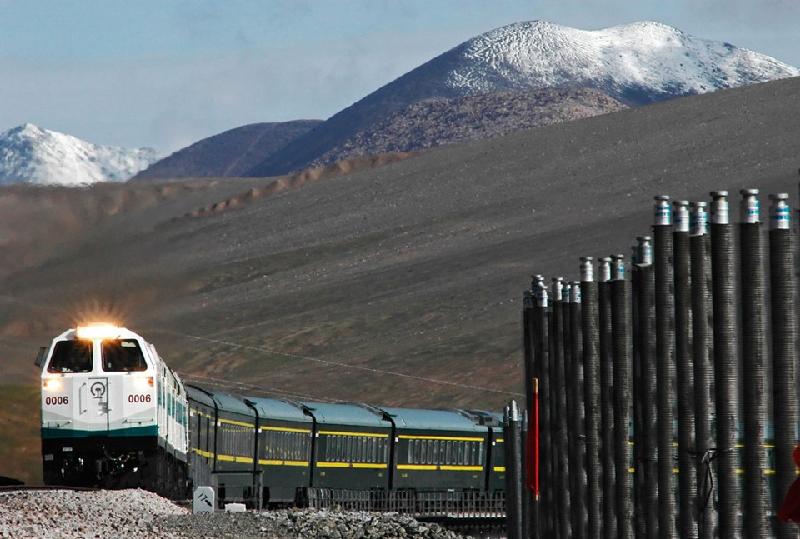 Tuyến đường sắt Thanh Hải - Tây Tạng: Tuyến đường sắt này có độ cao kỷ lục, nối liền Bắc Kinh với vùng đất được mệnh danh là 