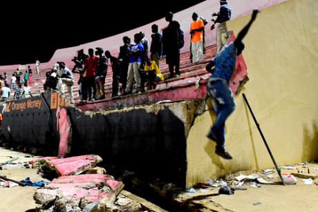 8 CĐV thiệt mạng trong sự cố bạo lực, sập khán đài ở bóng đá Senegal