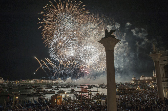 Pháo hoa sáng trực trên bầu trời Venice, Italy vào lễ Redentore, lễ tổ chức hàng năm vào tháng 7 để kỷ niệm sự chấm dứt bệnh dịch hạch tại Venice suốt 2 năm (1575-1577).
