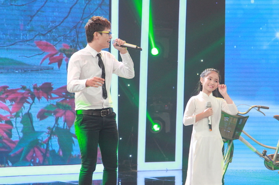 Mở đầu chương trình , cặp song ca Thiên Bảo và cô cháu gái Tuyết Nhi tự tin thể hiện ca khúc Xinh tươi Việt Nam rất được yêu thích của nhóm V.Music.