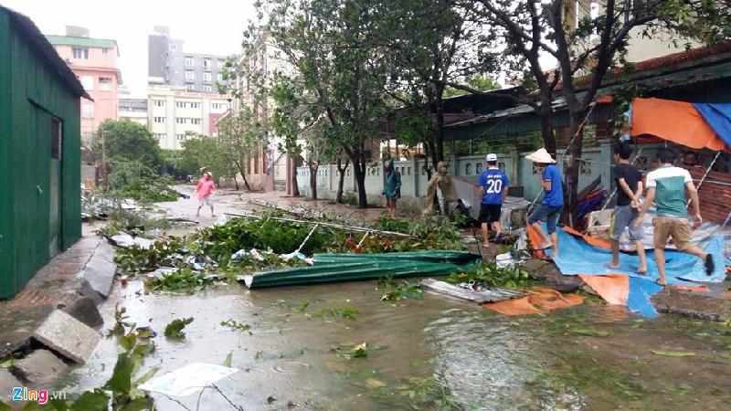 Người dân Nghệ An tiến hành thu dọn thiệt hại do bão gây nên. 