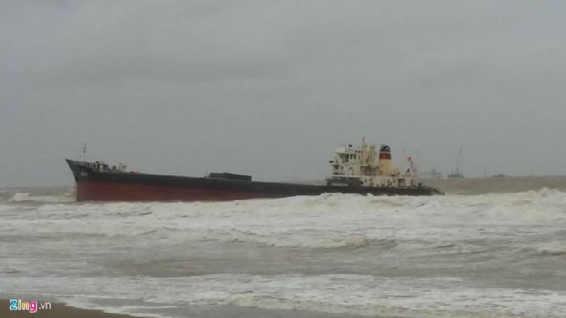 Một chiếc tàu lớn bị đứt dây neo dạt vào bờ biển Cửa Lò, Nghệ An. 
