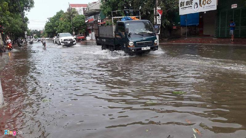 Mưa lớn gần 250 mm khiến một số tuyến đường tại Hà Tĩnh bị ngập. 