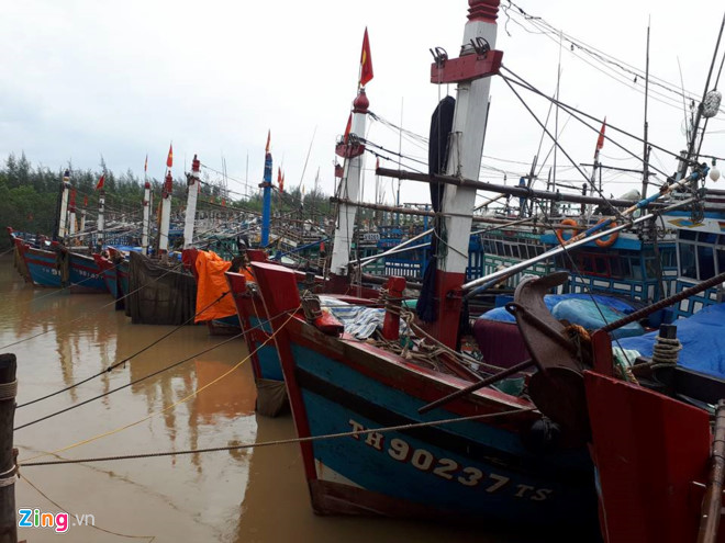  Hàng chục tàu thuyền đã được ngư dân di dời từ Cảng Hới vào neo đậu tại âu thuyền phường Quảng Tiến (TP Sầm Sơn, Thanh Hóa)  để tránh bão. Ảnh: 