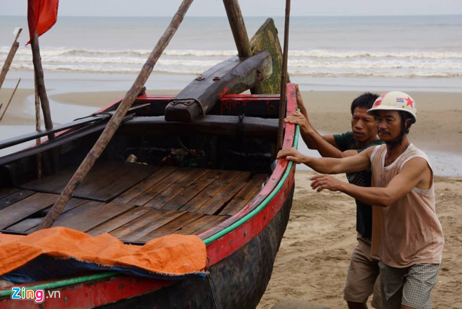  Tại khu vực bờ biển Sầm Sơn (Thanh Hóa) ngư dân hối hả kéo bè mảng lên sát đường Hồ Xuân Hương, tránh sóng mạnh đánh gây thiệt hại. Ảnh: 