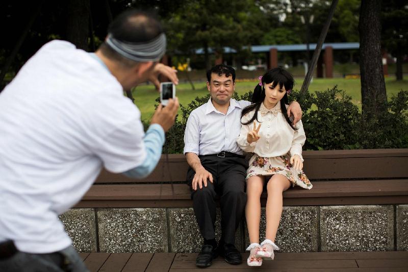 Ozaki và Mayu chụp ảnh tại công viên. Ông không ngại giới thiệu cô với những người xung quanh.