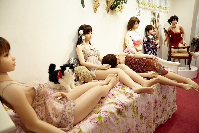 Một showroom trưng bày búp bê tình dục điển hình.