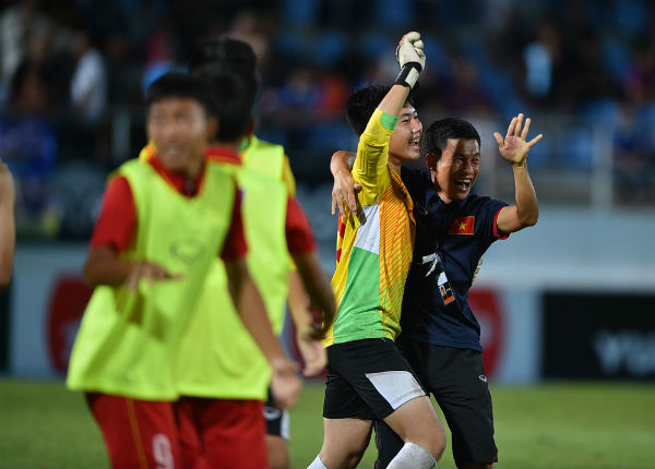 Niềm vui của U15 Việt Nam khi hạ U15 Thái Lan 4-2 trên chấm luân lưu 11m.