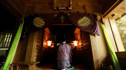 Một tu sĩ dòng Shinto thực hiện nghi thức tại đền thờ Okitsugu tại đảo Okinoshima.